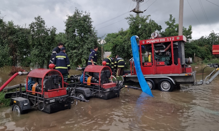 Peste 75 de intervenții ale pompierilor prahoveni în urma fenomenelor meteo severe de ieri. Misiunile continuă și astăzi